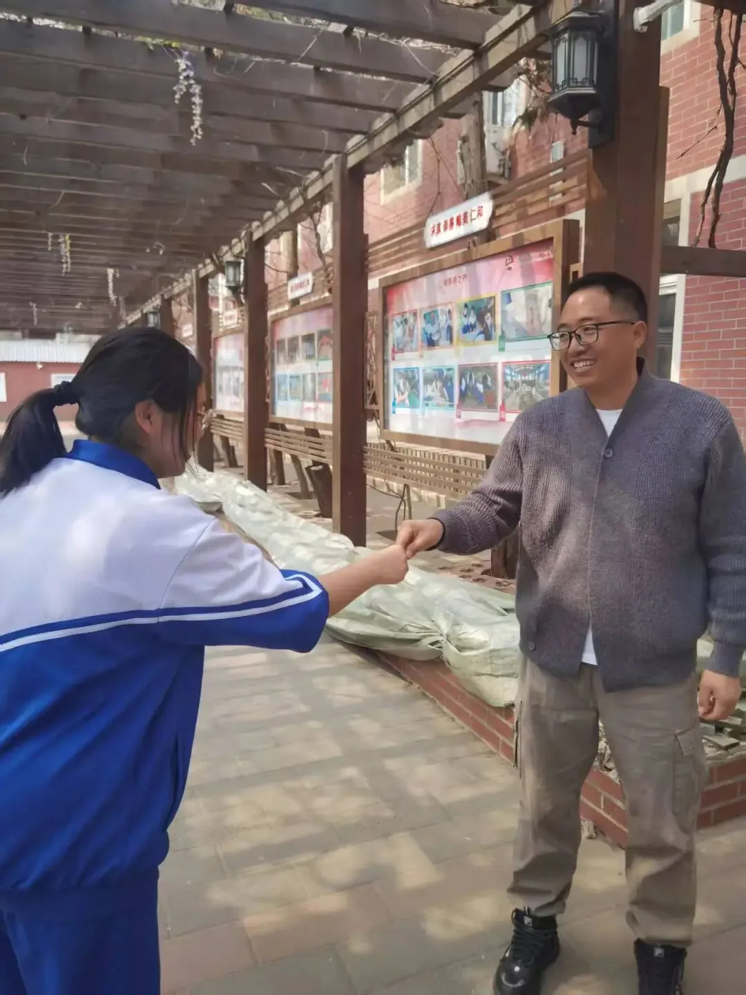 那抹金光——初二(1)班 李沁澜-第4张图片-四季读书网