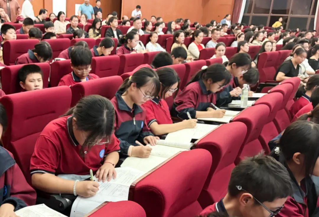 以爱育人,静待花开|初一家长会上,看见孩子在正道的每一步成长-第7张图片-四季读书网 以爱育人,静待花开|初一家长会上,看见孩子在正道的每一步成长-第7张图片-四季读书网