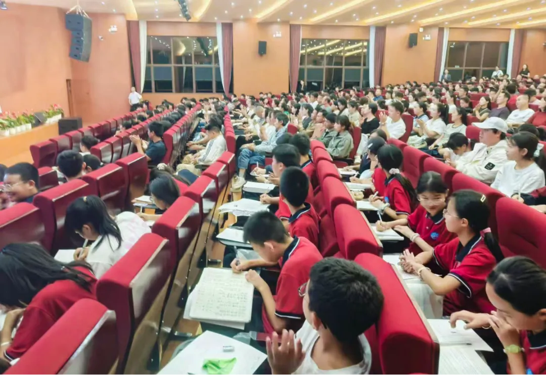 以爱育人,静待花开|初一家长会上,看见孩子在正道的每一步成长-第8张图片-四季读书网 以爱育人,静待花开|初一家长会上,看见孩子在正道的每一步成长-第8张图片-四季读书网