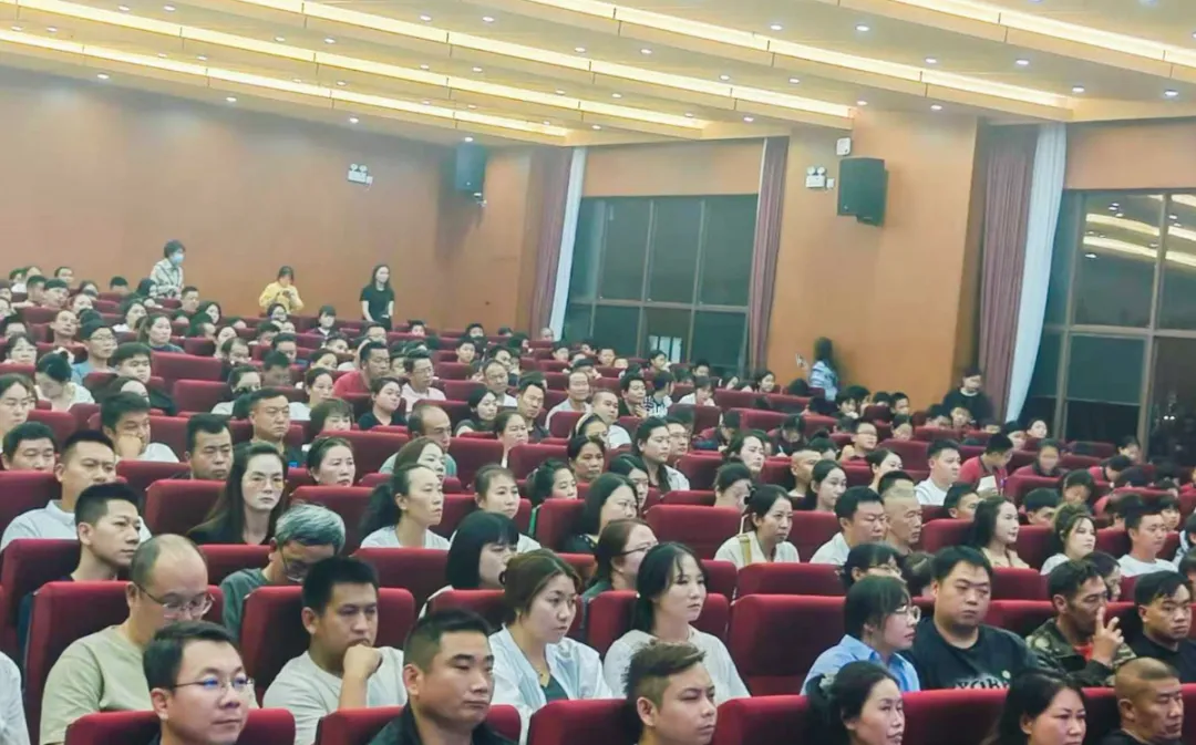 以爱育人,静待花开|初一家长会上,看见孩子在正道的每一步成长-第13张图片-四季读书网 以爱育人,静待花开|初一家长会上,看见孩子在正道的每一步成长-第13张图片-四季读书网