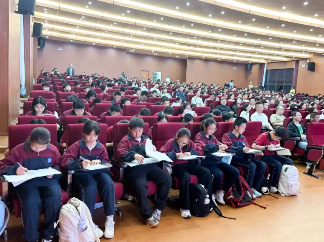 以爱育人,静待花开|初一家长会上,看见孩子在正道的每一步成长-第15张图片-四季读书网 以爱育人,静待花开|初一家长会上,看见孩子在正道的每一步成长-第15张图片-四季读书网