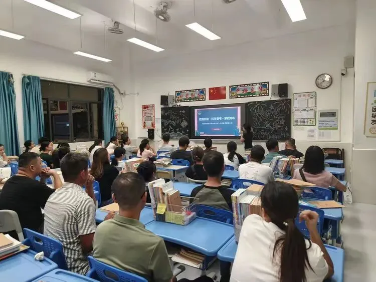 家校同心     护航中考 ——四会中学高新学校九年级家长会圆满举行-第3张图片-四季读书网