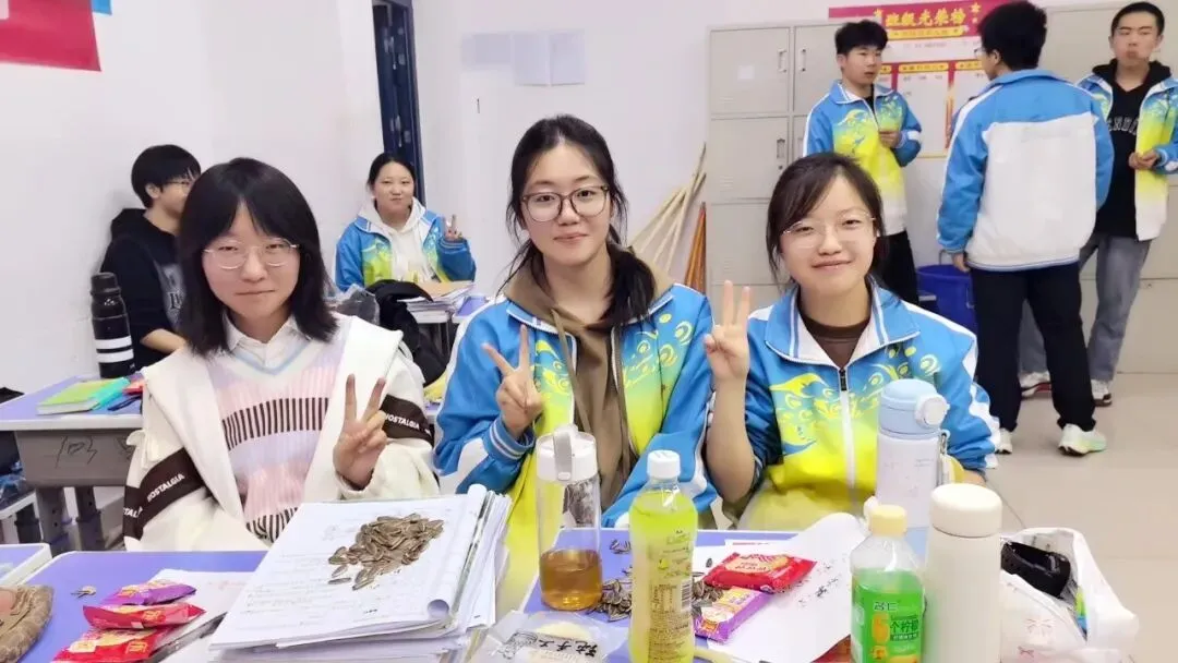 月满中秋,情满校园!成功高考六校师生在校欢度中秋佳节-第17张图片-四季读书网 月满中秋,情满校园!成功高考六校师生在校欢度中秋佳节-第17张图片-四季读书网