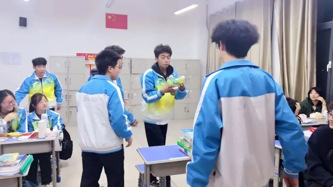 月满中秋,情满校园!成功高考六校师生在校欢度中秋佳节-第18张图片-四季读书网 月满中秋,情满校园!成功高考六校师生在校欢度中秋佳节-第18张图片-四季读书网