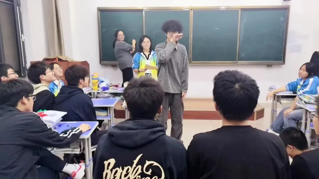 月满中秋,情满校园!成功高考六校师生在校欢度中秋佳节-第21张图片-四季读书网 月满中秋,情满校园!成功高考六校师生在校欢度中秋佳节-第21张图片-四季读书网