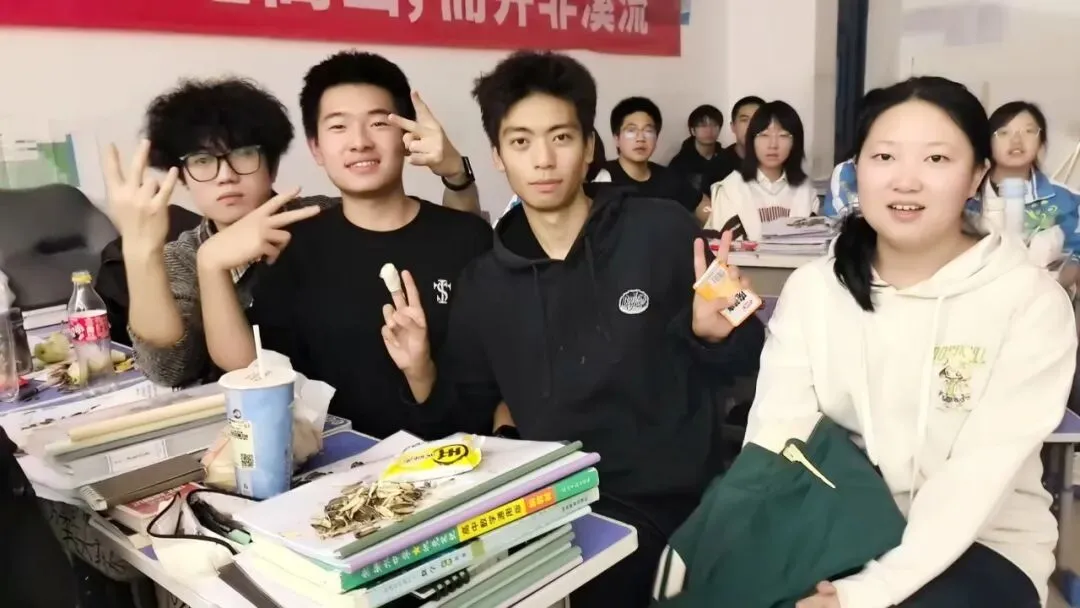 月满中秋,情满校园!成功高考六校师生在校欢度中秋佳节-第24张图片-四季读书网 月满中秋,情满校园!成功高考六校师生在校欢度中秋佳节-第24张图片-四季读书网