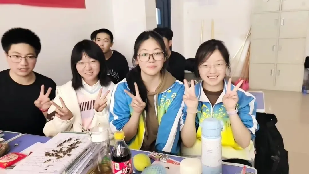 月满中秋,情满校园!成功高考六校师生在校欢度中秋佳节-第25张图片-四季读书网 月满中秋,情满校园!成功高考六校师生在校欢度中秋佳节-第25张图片-四季读书网