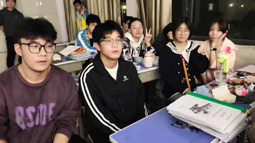 月满中秋,情满校园!成功高考六校师生在校欢度中秋佳节-第26张图片-四季读书网 月满中秋,情满校园!成功高考六校师生在校欢度中秋佳节-第26张图片-四季读书网