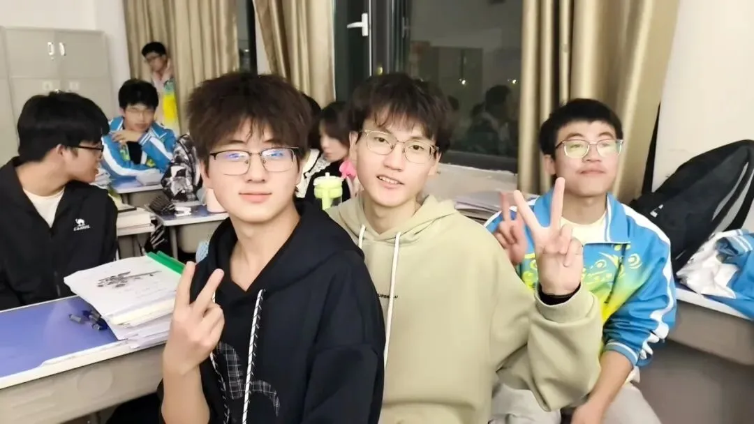 月满中秋,情满校园!成功高考六校师生在校欢度中秋佳节-第27张图片-四季读书网 月满中秋,情满校园!成功高考六校师生在校欢度中秋佳节-第27张图片-四季读书网