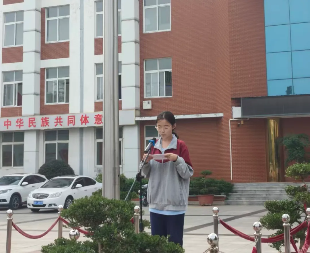 凝心聚力笃行致远,不负韶华决胜初三——辛寨初中九年级升旗仪式暨新学期动员活动-第4张图片-四季读书网 凝心聚力笃行致远,不负韶华决胜初三——辛寨初中九年级升旗仪式暨新学期动员活动-第4张图片-四季读书网