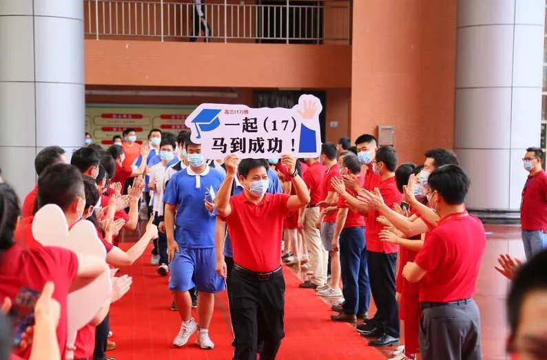 直击高考首日!暖!-第6张图片-四季读书网