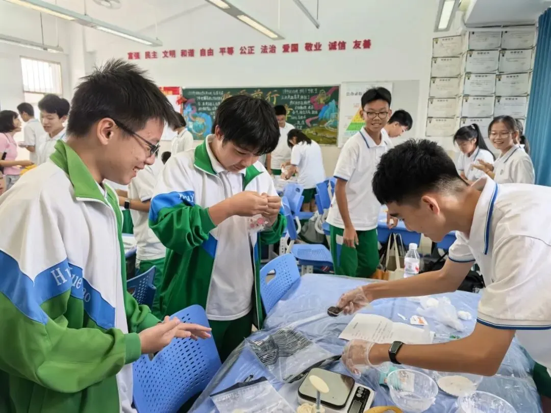 巧手做月饼,月圆暖夏阳|初三(10)夏阳班中秋手作活动-第17张图片-四季读书网