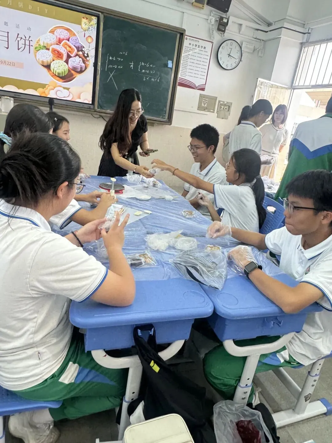 巧手做月饼,月圆暖夏阳|初三(10)夏阳班中秋手作活动-第29张图片-四季读书网