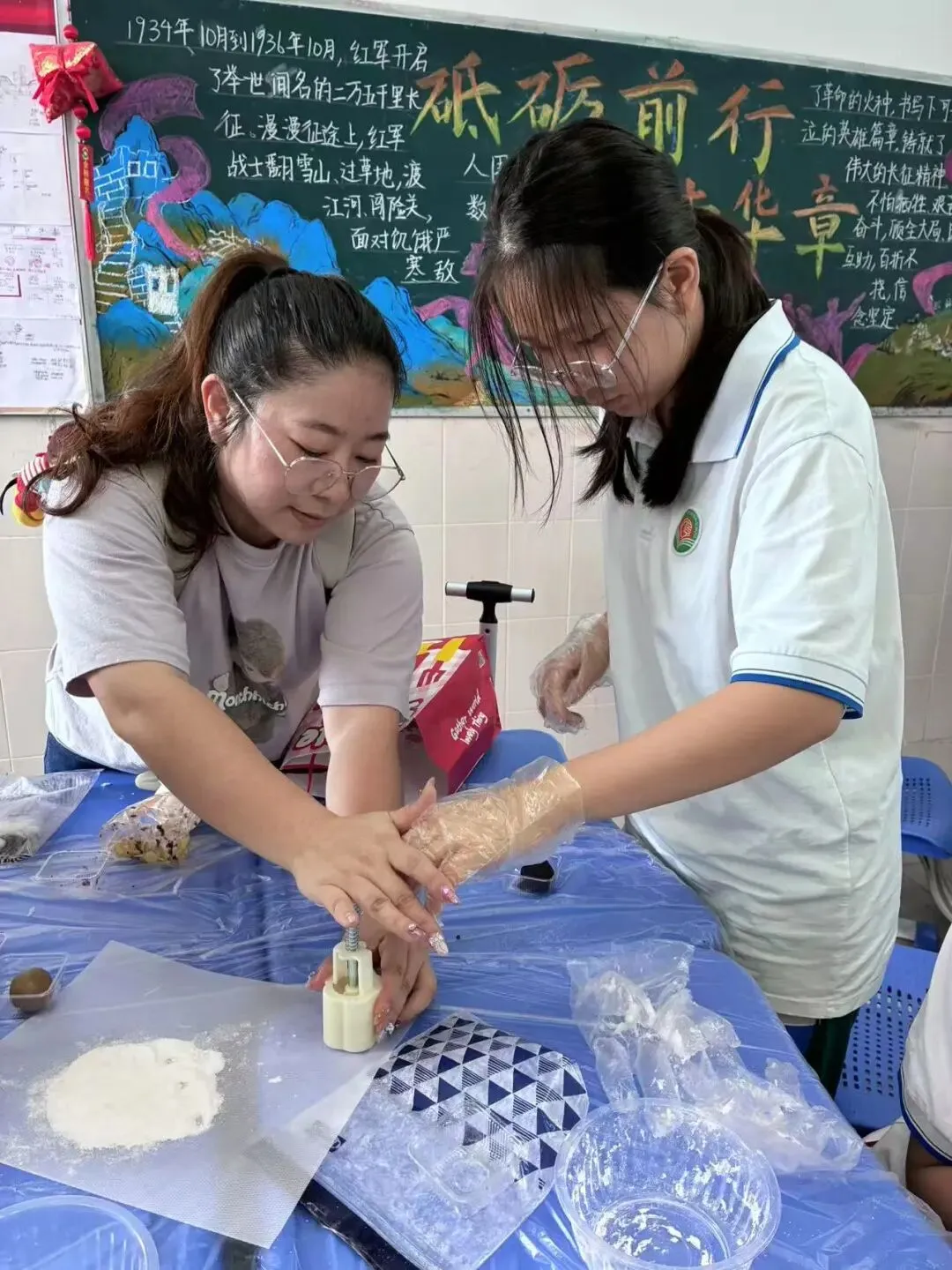 巧手做月饼,月圆暖夏阳|初三(10)夏阳班中秋手作活动-第32张图片-四季读书网