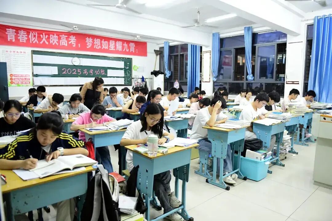 2027 高考报名 11 月开始!少带这 3 样材料,直接不给签字!-第1张图片-四季读书网 2027 高考报名 11 月开始!少带这 3 样材料,直接不给签字!-第1张图片-四季读书网