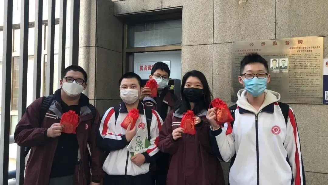 现场直击 | 浙江高三初三开学啦!有个家长激动地说…-第2张图片-四季读书网 现场直击 | 浙江高三初三开学啦!有个家长激动地说…-第2张图片-四季读书网