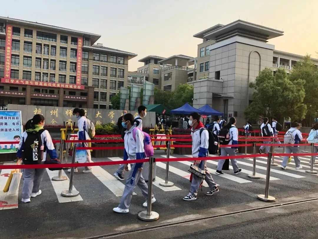 现场直击 | 浙江高三初三开学啦!有个家长激动地说…-第4张图片-四季读书网 现场直击 | 浙江高三初三开学啦!有个家长激动地说…-第4张图片-四季读书网