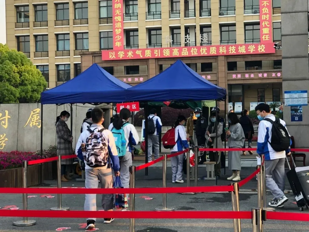 现场直击 | 浙江高三初三开学啦!有个家长激动地说…-第5张图片-四季读书网 现场直击 | 浙江高三初三开学啦!有个家长激动地说…-第5张图片-四季读书网