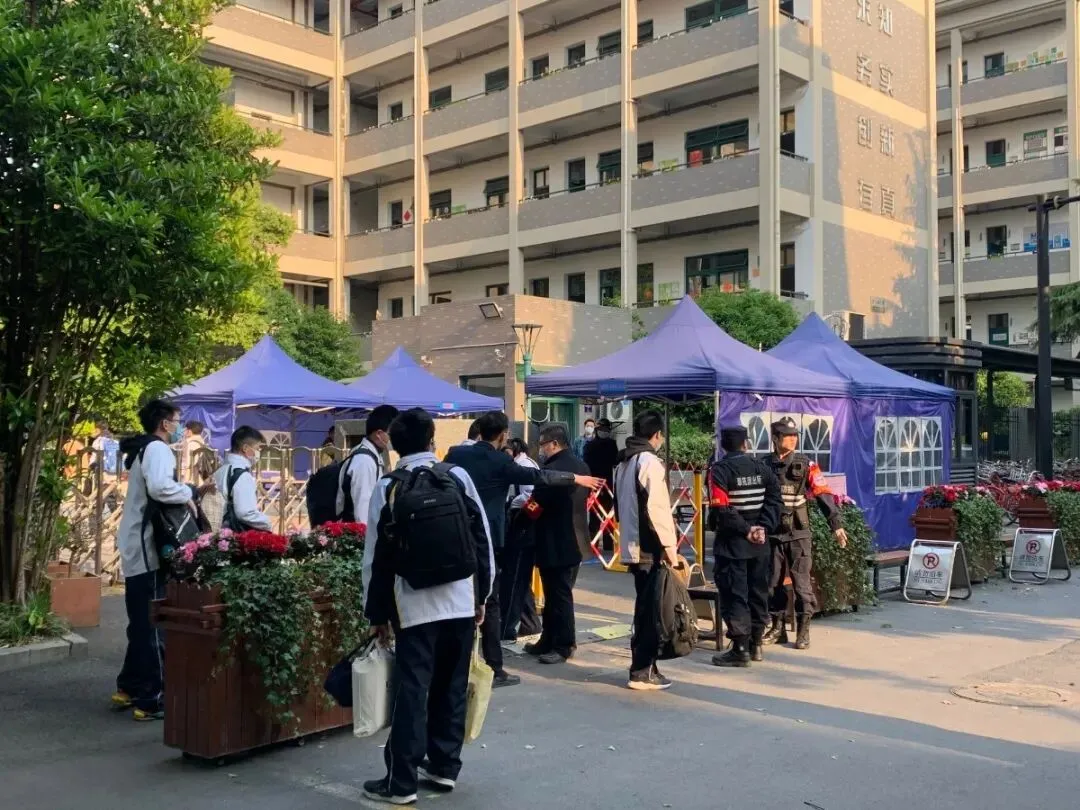 现场直击 | 浙江高三初三开学啦!有个家长激动地说…-第9张图片-四季读书网 现场直击 | 浙江高三初三开学啦!有个家长激动地说…-第9张图片-四季读书网