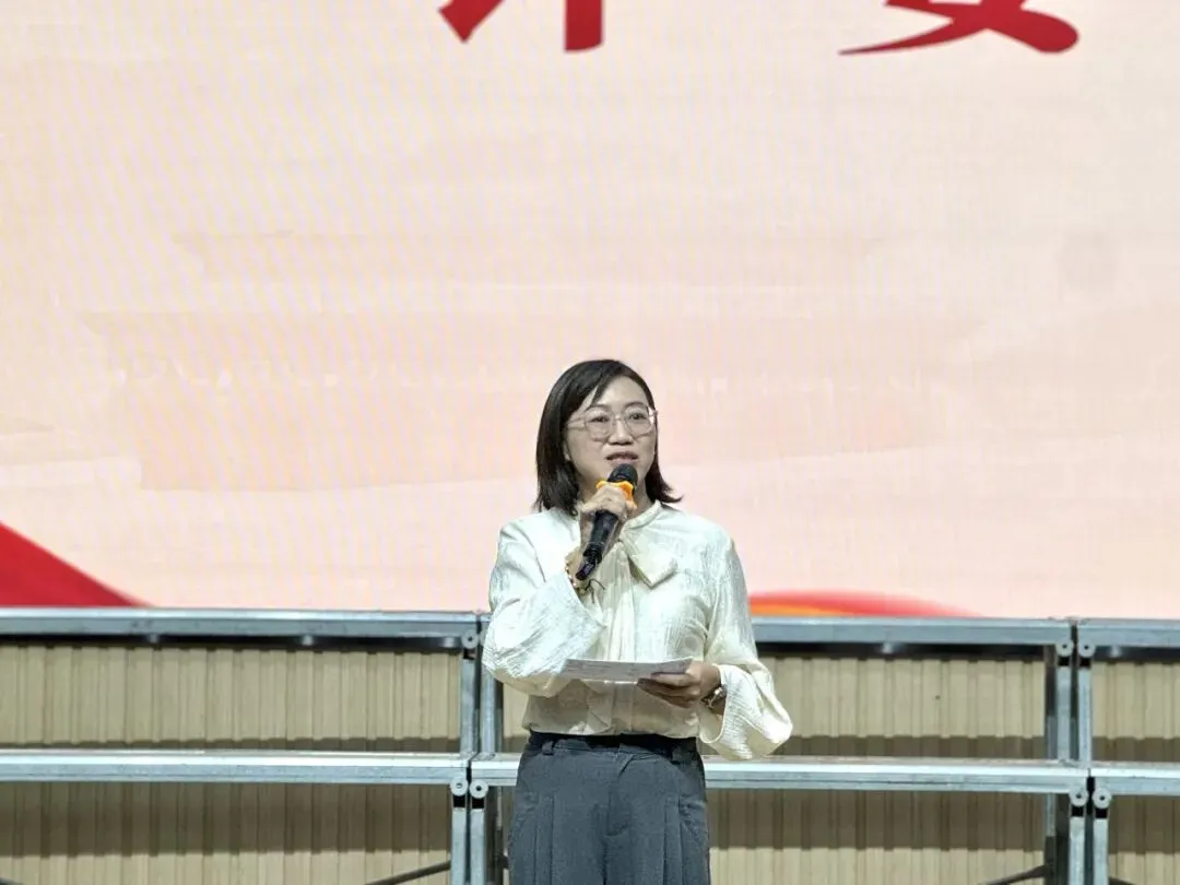 颂盛世华诞,燃初三芳华|我校初三年级成功举办国庆主题朗诵比赛-第25张图片-四季读书网