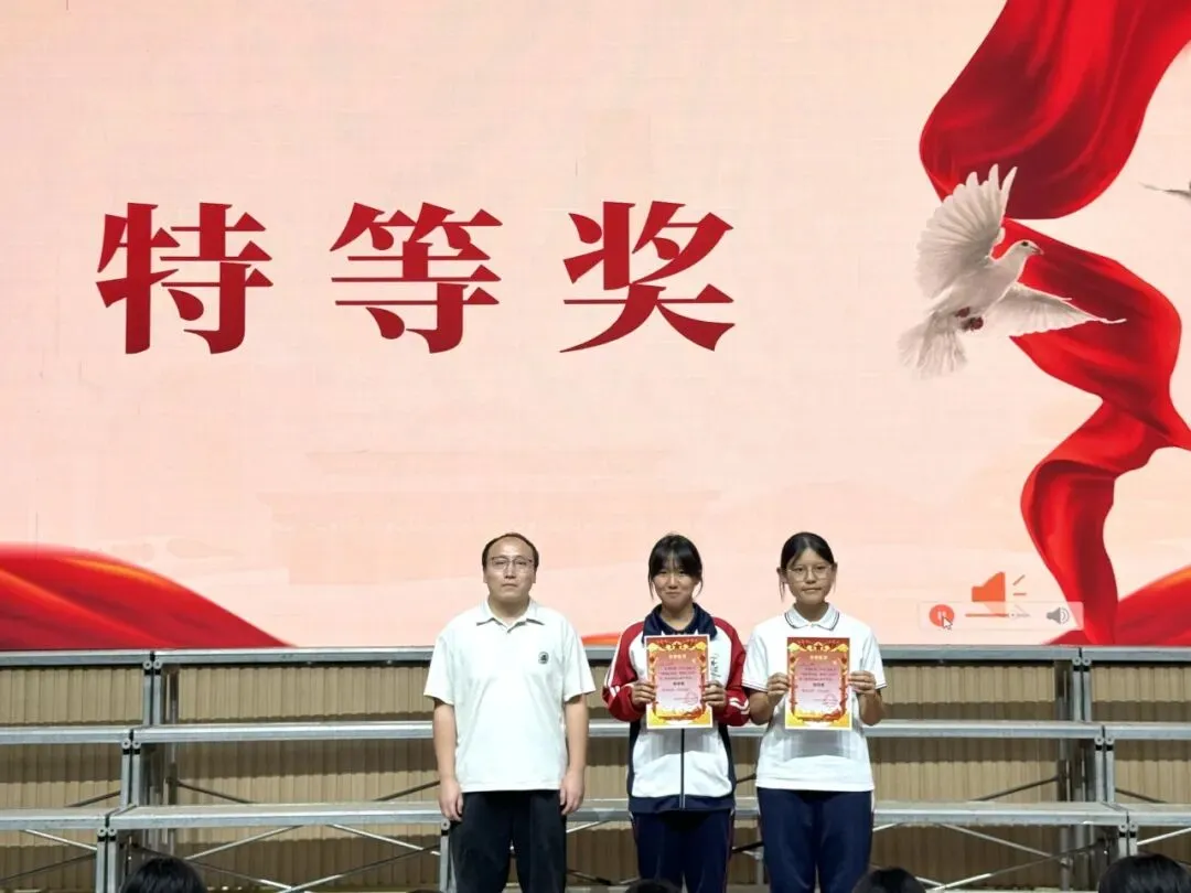 颂盛世华诞,燃初三芳华|我校初三年级成功举办国庆主题朗诵比赛-第28张图片-四季读书网