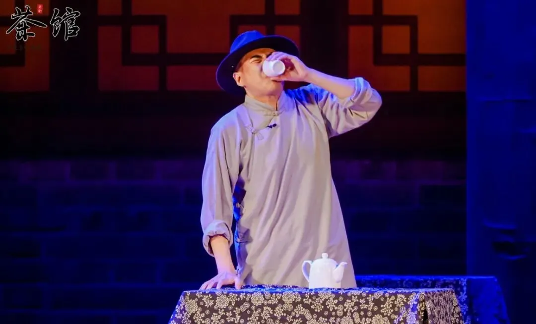 为什么一篇普通课文,频频登上高考试卷?——话剧茶馆,读懂吃人的旧时代-第7张图片-四季读书网 为什么一篇普通课文,频频登上高考试卷?——话剧茶馆,读懂吃人的旧时代-第7张图片-四季读书网