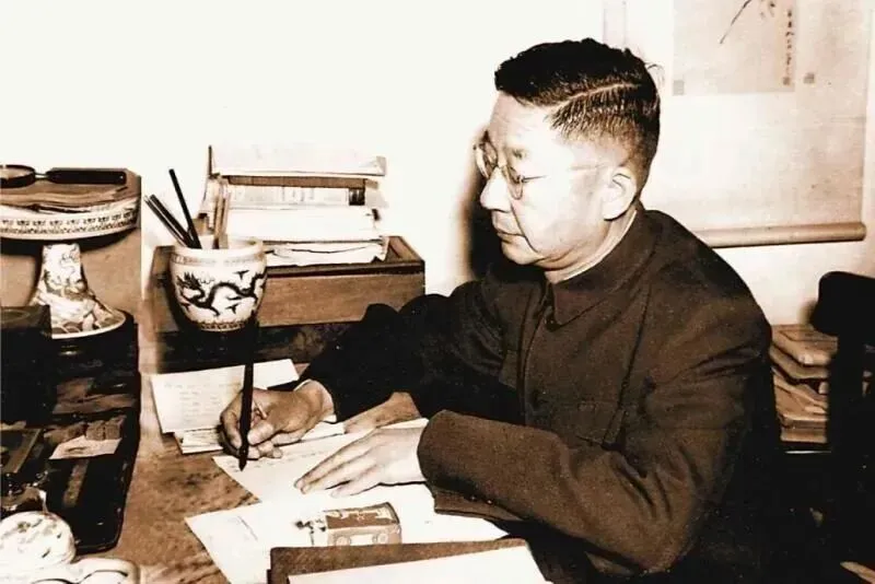 为什么一篇普通课文,频频登上高考试卷?——话剧茶馆,读懂吃人的旧时代-第13张图片-四季读书网 为什么一篇普通课文,频频登上高考试卷?——话剧茶馆,读懂吃人的旧时代-第13张图片-四季读书网
