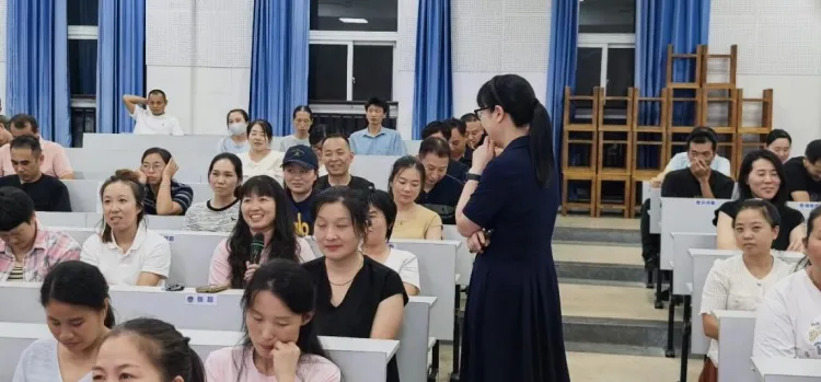 家校携手|做初三孩子最稳的大后方——崇寿初中开设“幸福家长课堂”九年级专场讲座!-第4张图片-四季读书网