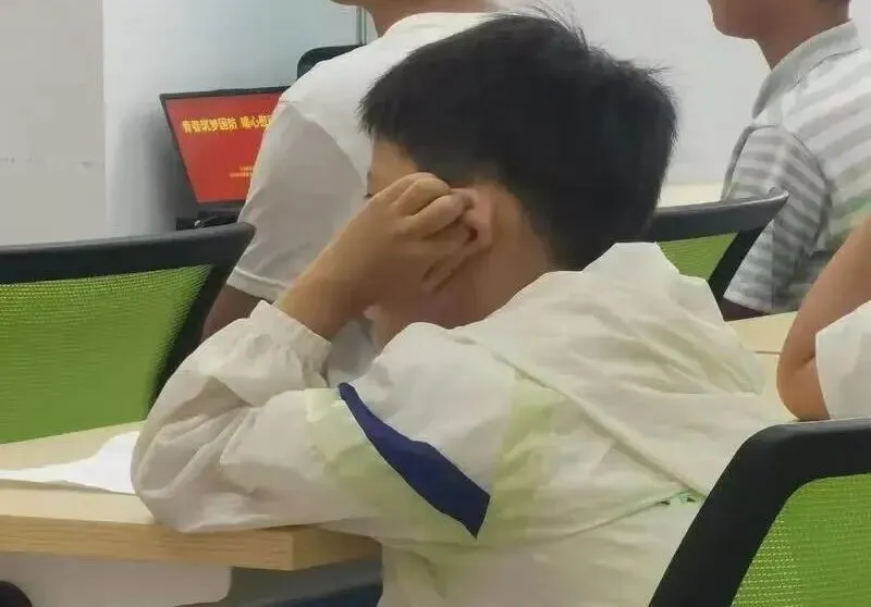 初三孩子居然要靠戴耳塞听课?这种“均衡”,根本不是教育公平!-第6张图片-四季读书网