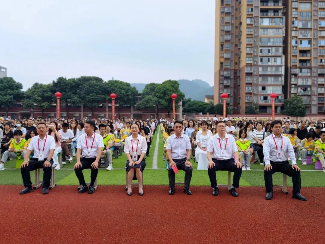拾光叙成长,砺行启初三丨泸二外举行2027届初三升级典礼-第5张图片-四季读书网 拾光叙成长,砺行启初三丨泸二外举行2027届初三升级典礼-第5张图片-四季读书网