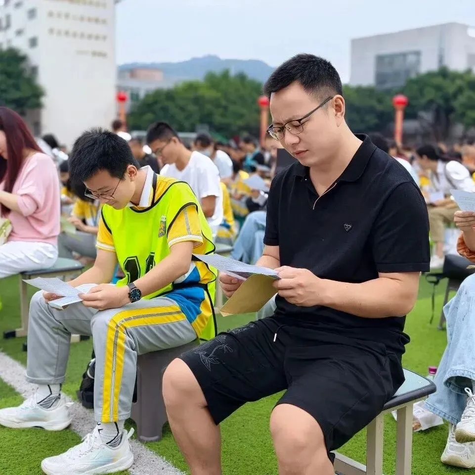 拾光叙成长,砺行启初三丨泸二外举行2027届初三升级典礼-第15张图片-四季读书网 拾光叙成长,砺行启初三丨泸二外举行2027届初三升级典礼-第15张图片-四季读书网