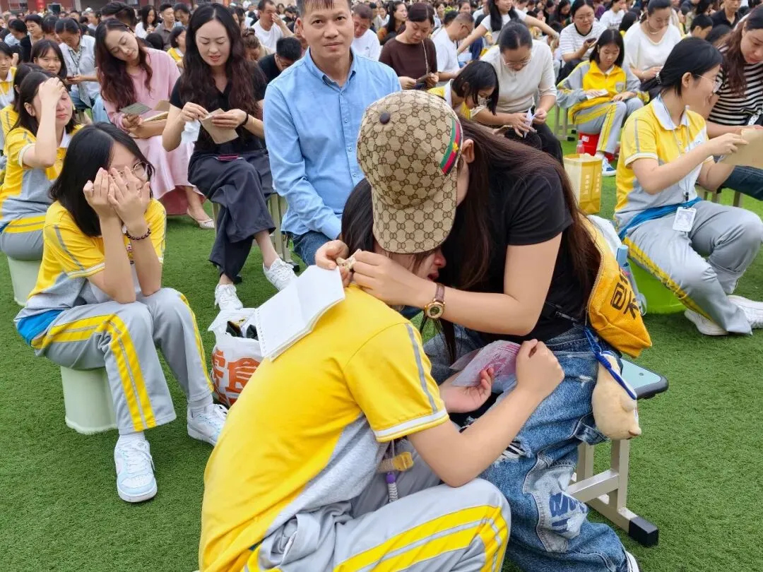 拾光叙成长,砺行启初三丨泸二外举行2027届初三升级典礼-第19张图片-四季读书网 拾光叙成长,砺行启初三丨泸二外举行2027届初三升级典礼-第19张图片-四季读书网