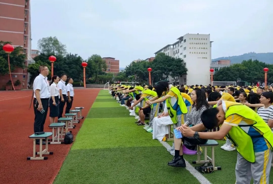 拾光叙成长,砺行启初三丨泸二外举行2027届初三升级典礼-第29张图片-四季读书网 拾光叙成长,砺行启初三丨泸二外举行2027届初三升级典礼-第29张图片-四季读书网