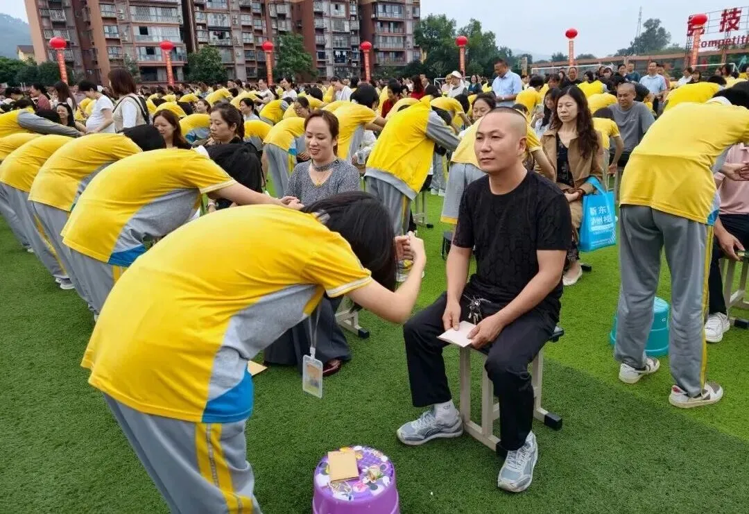 拾光叙成长,砺行启初三丨泸二外举行2027届初三升级典礼-第34张图片-四季读书网 拾光叙成长,砺行启初三丨泸二外举行2027届初三升级典礼-第34张图片-四季读书网