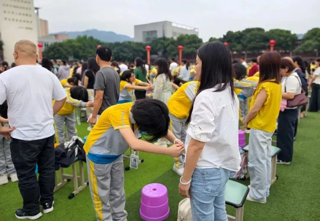 拾光叙成长,砺行启初三丨泸二外举行2027届初三升级典礼-第35张图片-四季读书网 拾光叙成长,砺行启初三丨泸二外举行2027届初三升级典礼-第35张图片-四季读书网