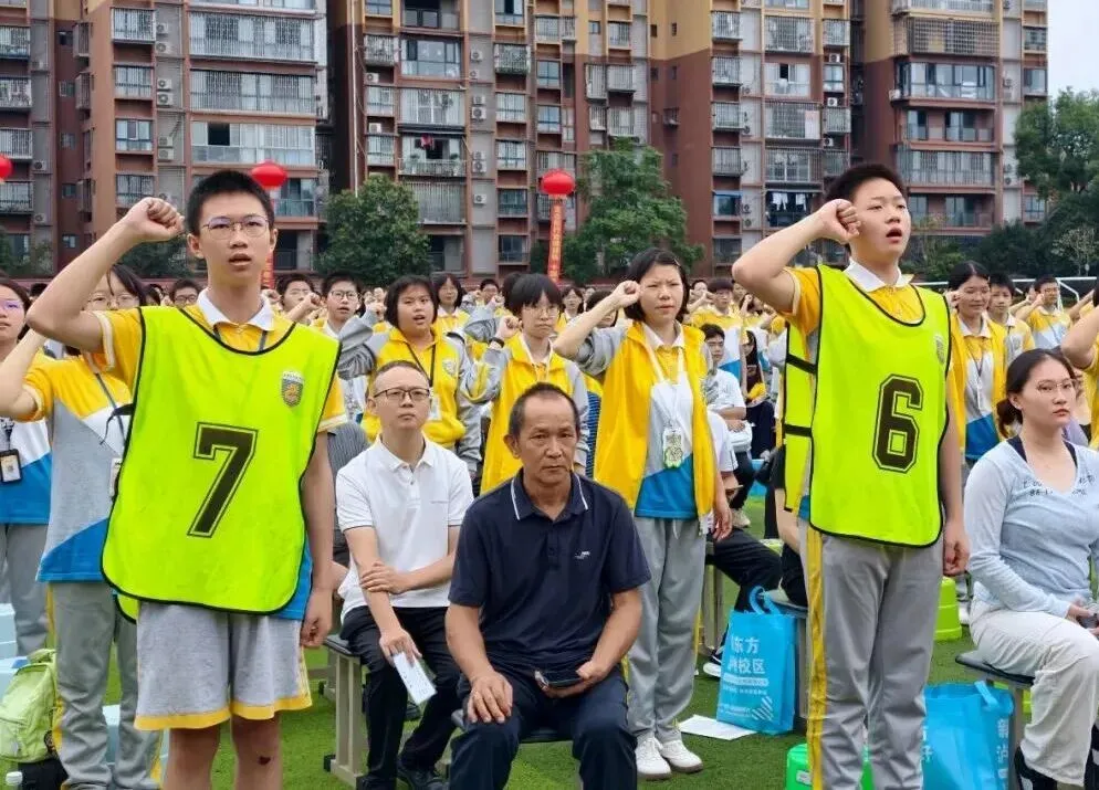 拾光叙成长,砺行启初三丨泸二外举行2027届初三升级典礼-第37张图片-四季读书网 拾光叙成长,砺行启初三丨泸二外举行2027届初三升级典礼-第37张图片-四季读书网