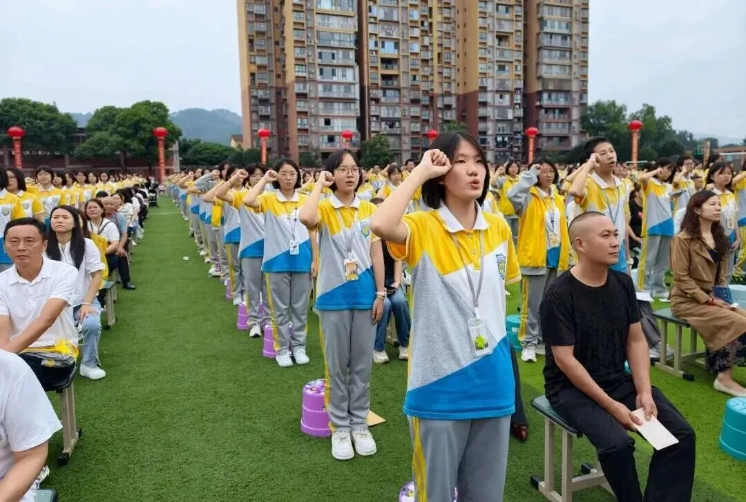 拾光叙成长,砺行启初三丨泸二外举行2027届初三升级典礼-第39张图片-四季读书网 拾光叙成长,砺行启初三丨泸二外举行2027届初三升级典礼-第39张图片-四季读书网