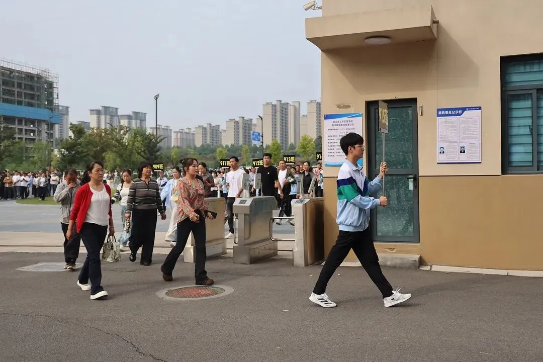 【家校共育】聚力初三关键期 携手共育少年行 ——三彩实验学校九年级家校联谊会纪实-第5张图片-四季读书网 【家校共育】聚力初三关键期 携手共育少年行 ——三彩实验学校九年级家校联谊会纪实-第5张图片-四季读书网