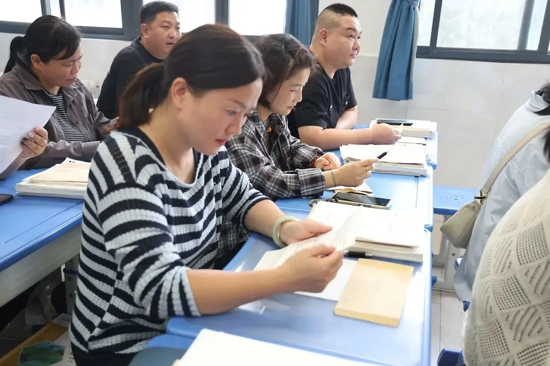 【家校共育】聚力初三关键期 携手共育少年行 ——三彩实验学校九年级家校联谊会纪实-第7张图片-四季读书网 【家校共育】聚力初三关键期 携手共育少年行 ——三彩实验学校九年级家校联谊会纪实-第7张图片-四季读书网