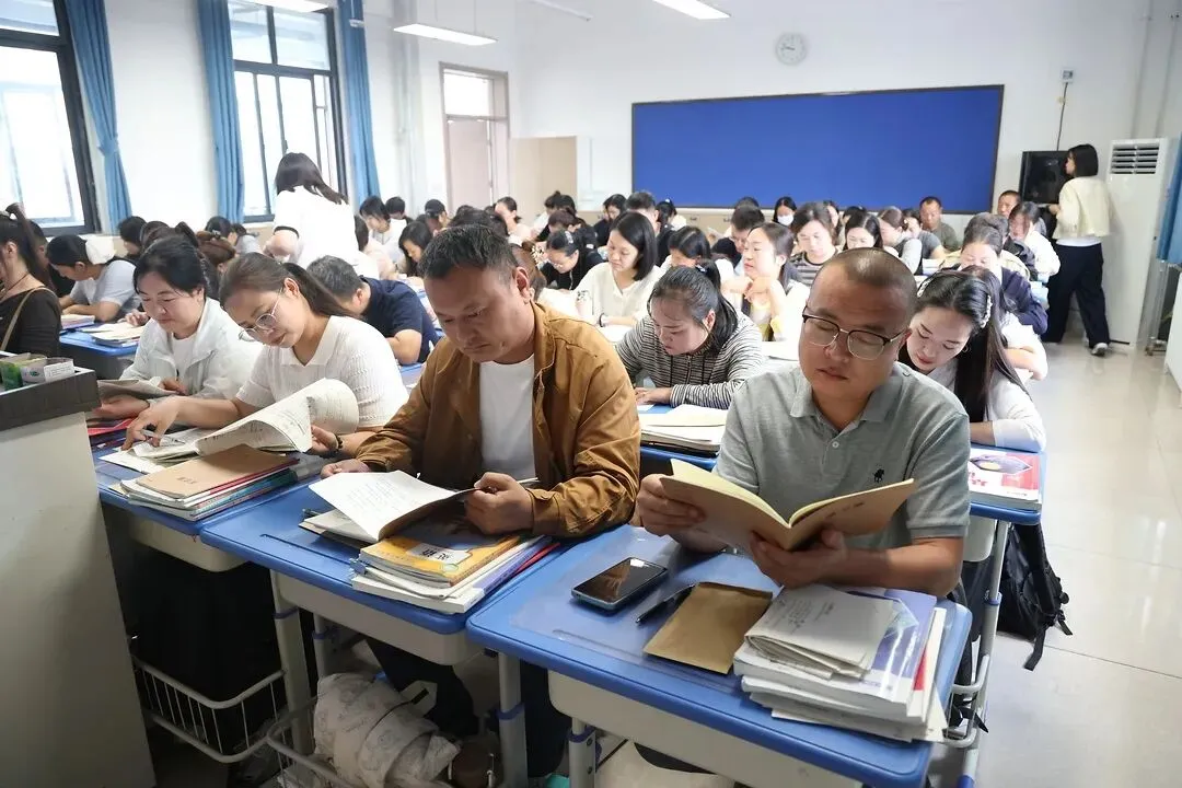 【家校共育】聚力初三关键期 携手共育少年行 ——三彩实验学校九年级家校联谊会纪实-第8张图片-四季读书网 【家校共育】聚力初三关键期 携手共育少年行 ——三彩实验学校九年级家校联谊会纪实-第8张图片-四季读书网