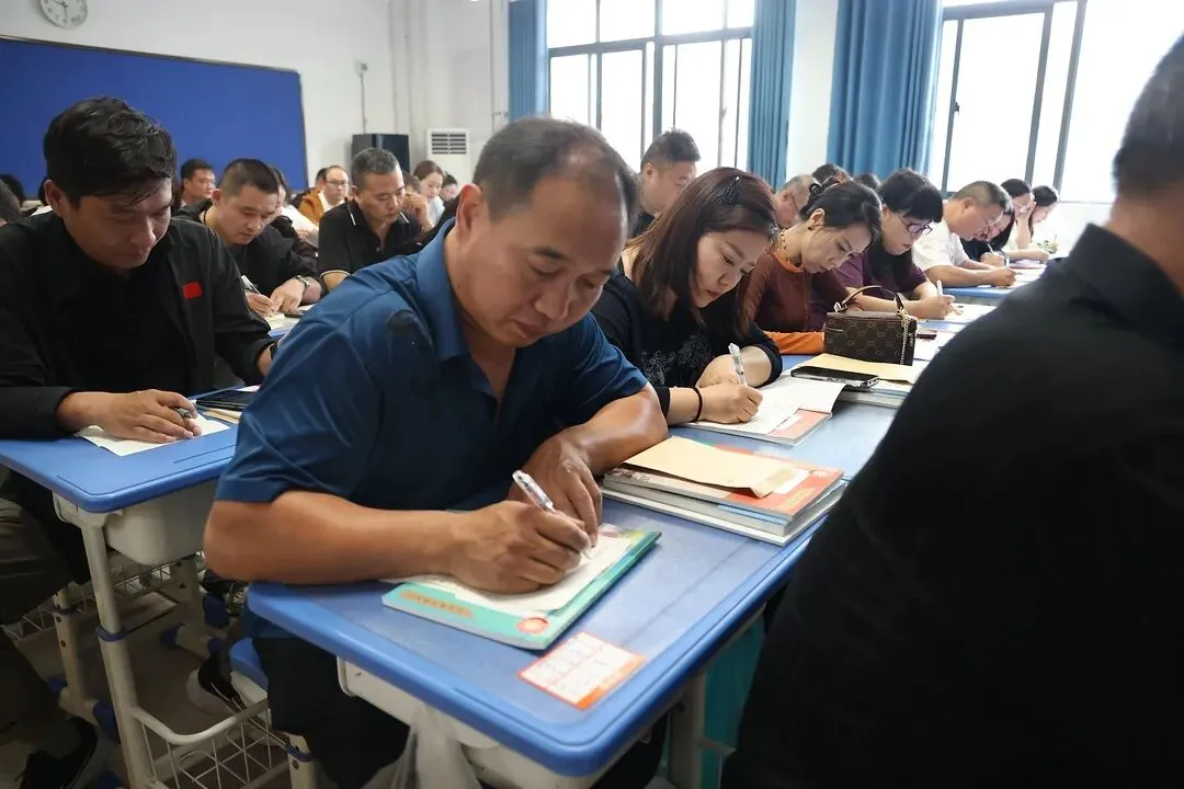 【家校共育】聚力初三关键期 携手共育少年行 ——三彩实验学校九年级家校联谊会纪实-第9张图片-四季读书网 【家校共育】聚力初三关键期 携手共育少年行 ——三彩实验学校九年级家校联谊会纪实-第9张图片-四季读书网