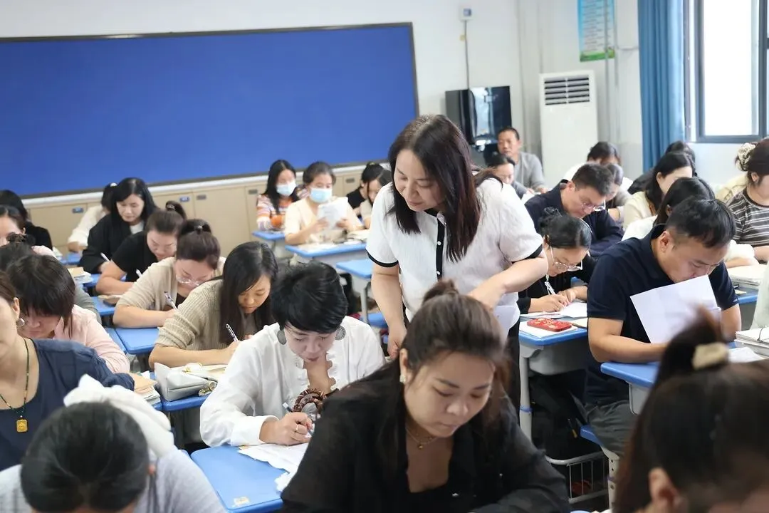 【家校共育】聚力初三关键期 携手共育少年行 ——三彩实验学校九年级家校联谊会纪实-第16张图片-四季读书网 【家校共育】聚力初三关键期 携手共育少年行 ——三彩实验学校九年级家校联谊会纪实-第16张图片-四季读书网
