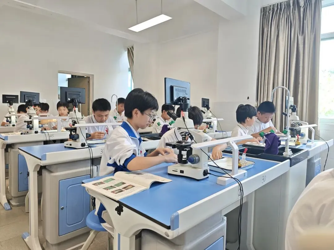 初一萌新第一次进实验室:在显微镜下,遇见生命的模样-第2张图片-四季读书网