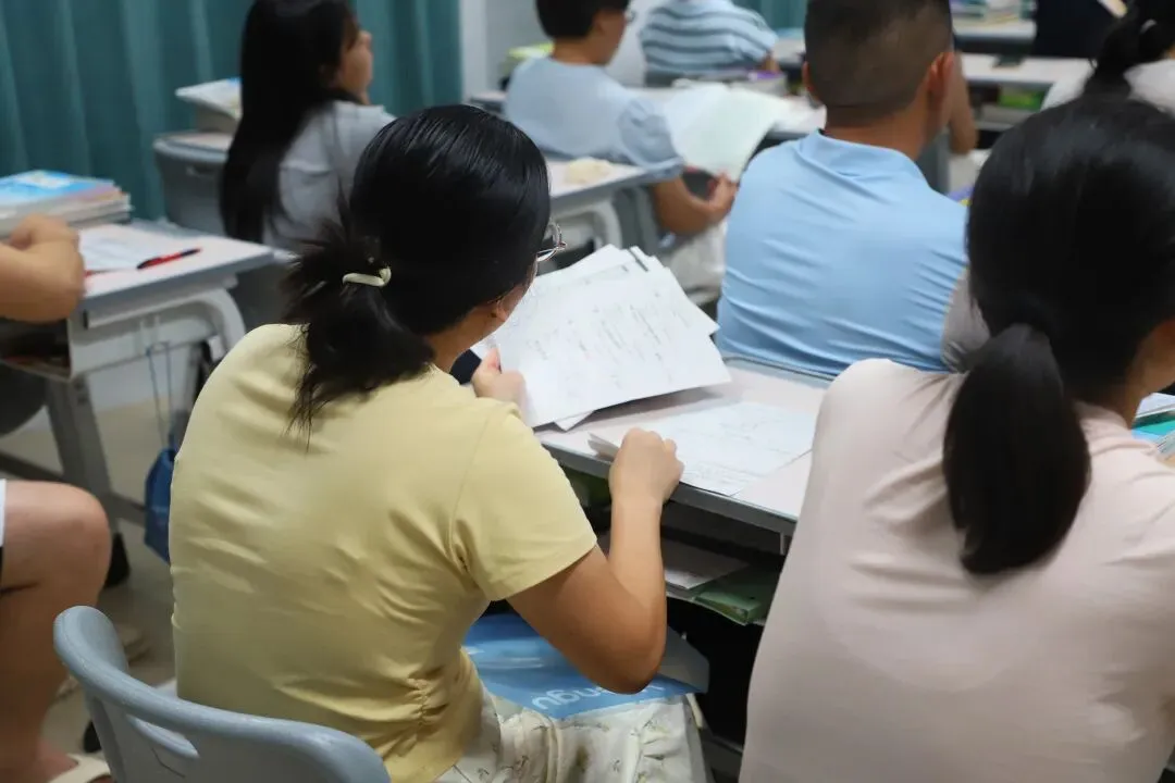 家校同频凝合力 师生共振备中考——博罗县第三中学召开2026年秋季学期九年级家长会-第24张图片-四季读书网 家校同频凝合力 师生共振备中考——博罗县第三中学召开2026年秋季学期九年级家长会-第24张图片-四季读书网