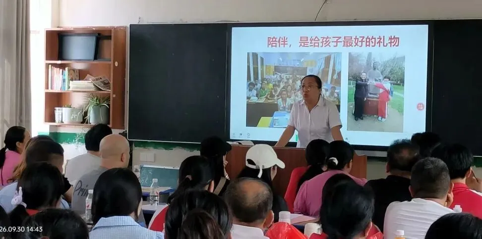 凝心聚力备中考,家校同心启新程——台江二中隆重举行2027届动员大会暨家长会-第21张图片-四季读书网 凝心聚力备中考,家校同心启新程——台江二中隆重举行2027届动员大会暨家长会-第21张图片-四季读书网