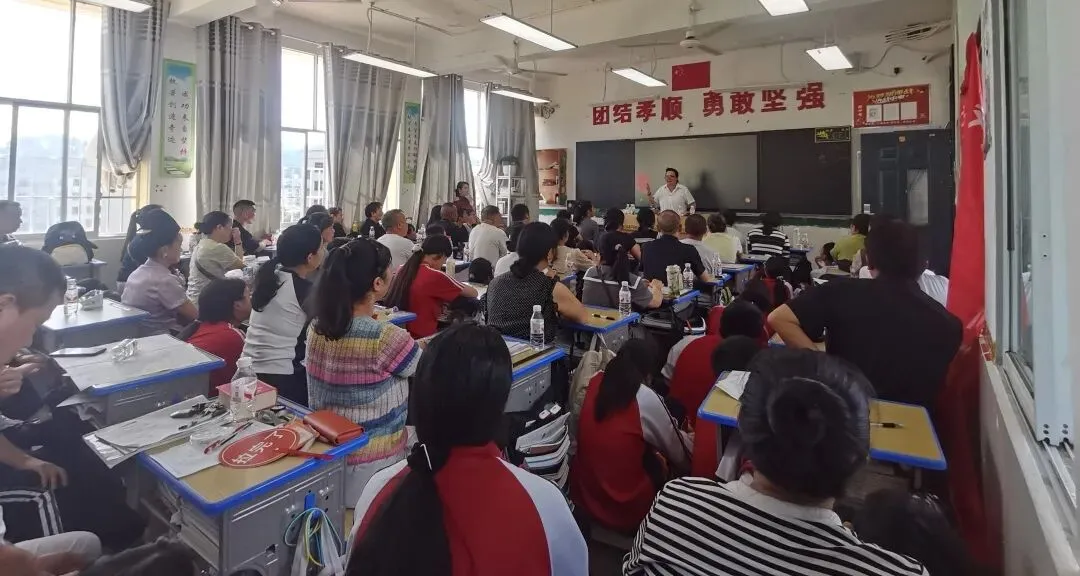 凝心聚力备中考,家校同心启新程——台江二中隆重举行2027届动员大会暨家长会-第25张图片-四季读书网 凝心聚力备中考,家校同心启新程——台江二中隆重举行2027届动员大会暨家长会-第25张图片-四季读书网