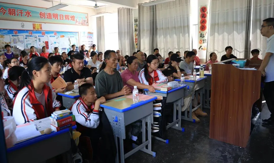 凝心聚力备中考,家校同心启新程——台江二中隆重举行2027届动员大会暨家长会-第26张图片-四季读书网 凝心聚力备中考,家校同心启新程——台江二中隆重举行2027届动员大会暨家长会-第26张图片-四季读书网