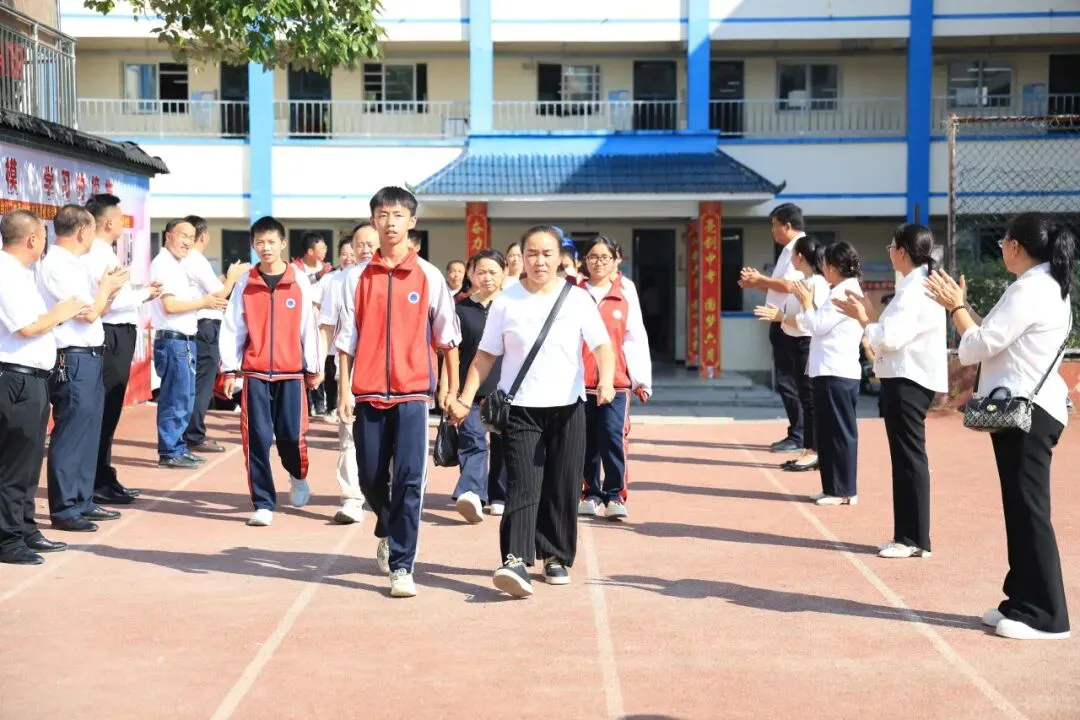 凝心聚力备中考,家校同心启新程——台江二中隆重举行2027届动员大会暨家长会-第30张图片-四季读书网 凝心聚力备中考,家校同心启新程——台江二中隆重举行2027届动员大会暨家长会-第30张图片-四季读书网