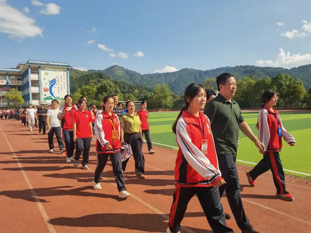凝心聚力备中考,家校同心启新程——台江二中隆重举行2027届动员大会暨家长会-第31张图片-四季读书网 凝心聚力备中考,家校同心启新程——台江二中隆重举行2027届动员大会暨家长会-第31张图片-四季读书网