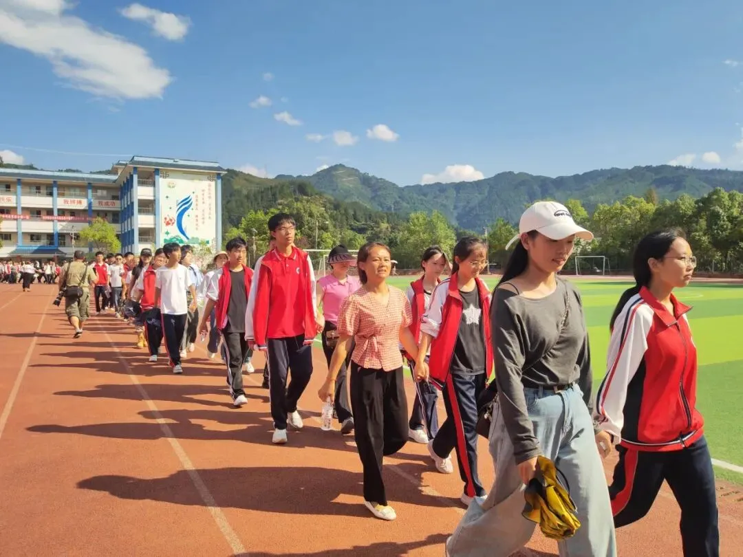 凝心聚力备中考,家校同心启新程——台江二中隆重举行2027届动员大会暨家长会-第33张图片-四季读书网 凝心聚力备中考,家校同心启新程——台江二中隆重举行2027届动员大会暨家长会-第33张图片-四季读书网